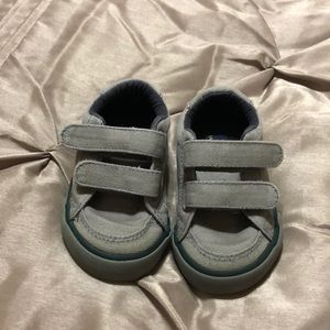 Polo, canvas, todder, tennis shoes.